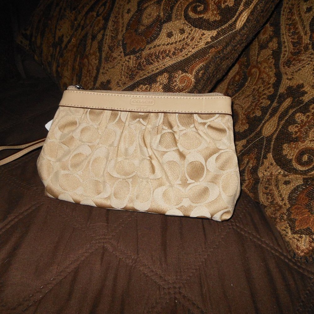 NWT Coach Signature Light Khaki Wristlet